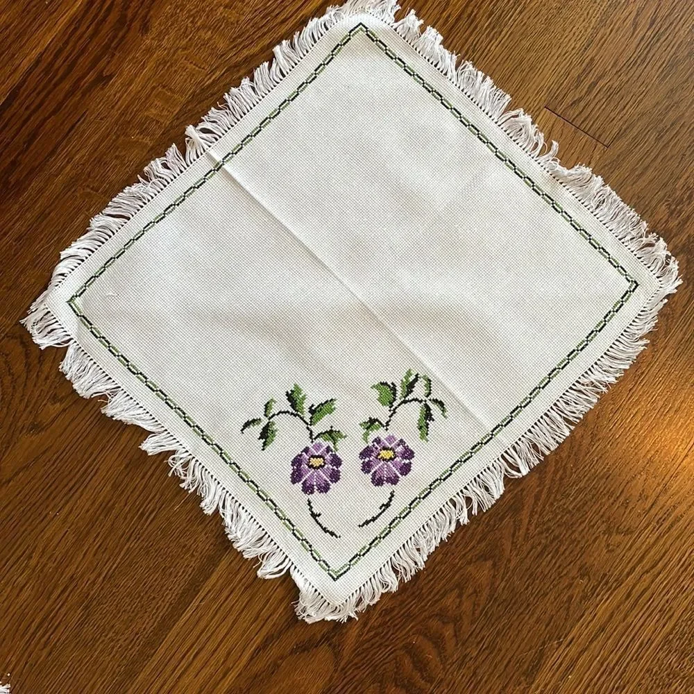 Vintage white small tablecloth & 4 napkins with cross stitch‎ purple flowers